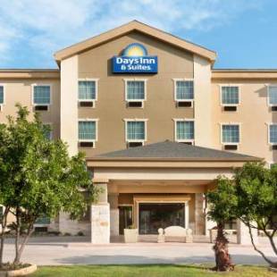 Фотографии гостиницы 
            Days Inn & Suites by Wyndham San Antonio near AT&T Center