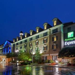 Фотографии гостиницы 
            Holiday Inn Express State College at Williamsburg Square, an IHG Hotel