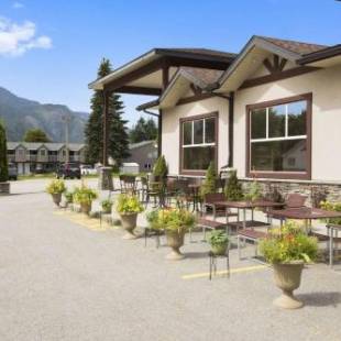 Фотографии гостиницы 
            Days Inn & Suites by Wyndham Revelstoke