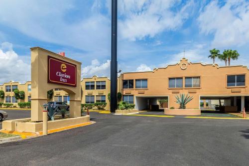 Фотографии гостиницы 
            Clarion Inn near McAllen Airport