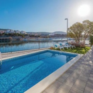 Фотография гостевого дома Four-Bedroom Holiday Home in Sibenik