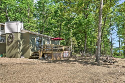 Фотографии гостевого дома 
            Lakeside Bull Shoals Lake Cabin with Deck and Views!