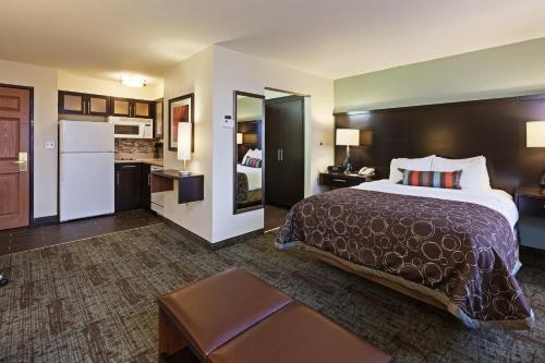 Фотография гостиницы Staybridge Suites Tulsa-Woodland Hills, an IHG Hotel