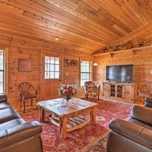 Фотография гостевого дома Cozy New Braunfels Family Cabin with Porch and Views!