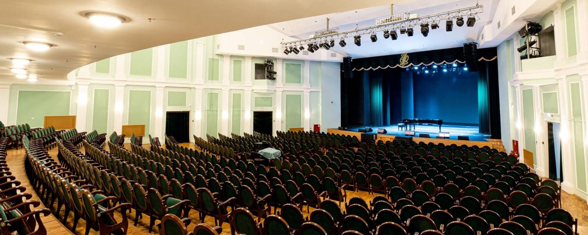 Фотографии концертного зала Большая сцена Концертного зала Свиридовский