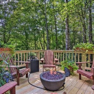 Фотография гостевого дома Cozy Hideaway with Grill and Firepit, 17Mi to Asheville