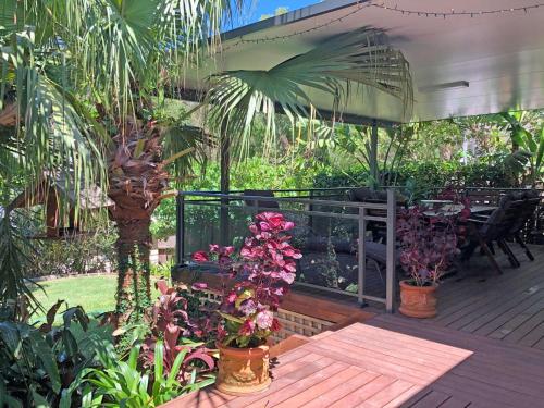 Фотографии гостевого дома 
            'Sandy Palms' 28 Moorooba Cr - Beautiful Home with Wifi, Air-con and Boat Parking