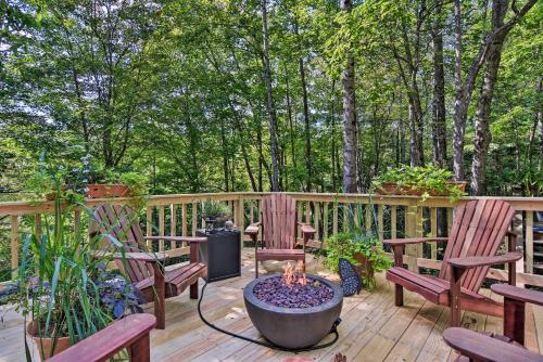 Фотографии гостевого дома 
            Cozy Hideaway with Grill and Firepit, 17Mi to Asheville