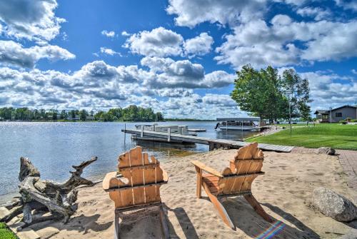 Фотографии гостевого дома 
            Large Lakefront Cottage with Boat Dock and Beach!