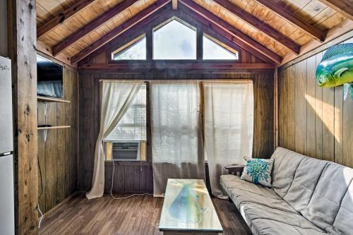 Фотографии гостевого дома 
            Everglades City Cabin with Boat Slip and Pool Access!