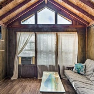 Фотография гостевого дома Everglades City Cabin with Boat Slip and Pool Access!