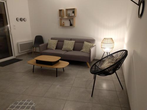 Фотография гостевого дома Maison de ville Jean-Moulin, lumineuse, moderne, Jardin, zoo, Prytanée