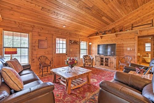 Фотографии гостевого дома 
            Cozy New Braunfels Family Cabin with Porch and Views!