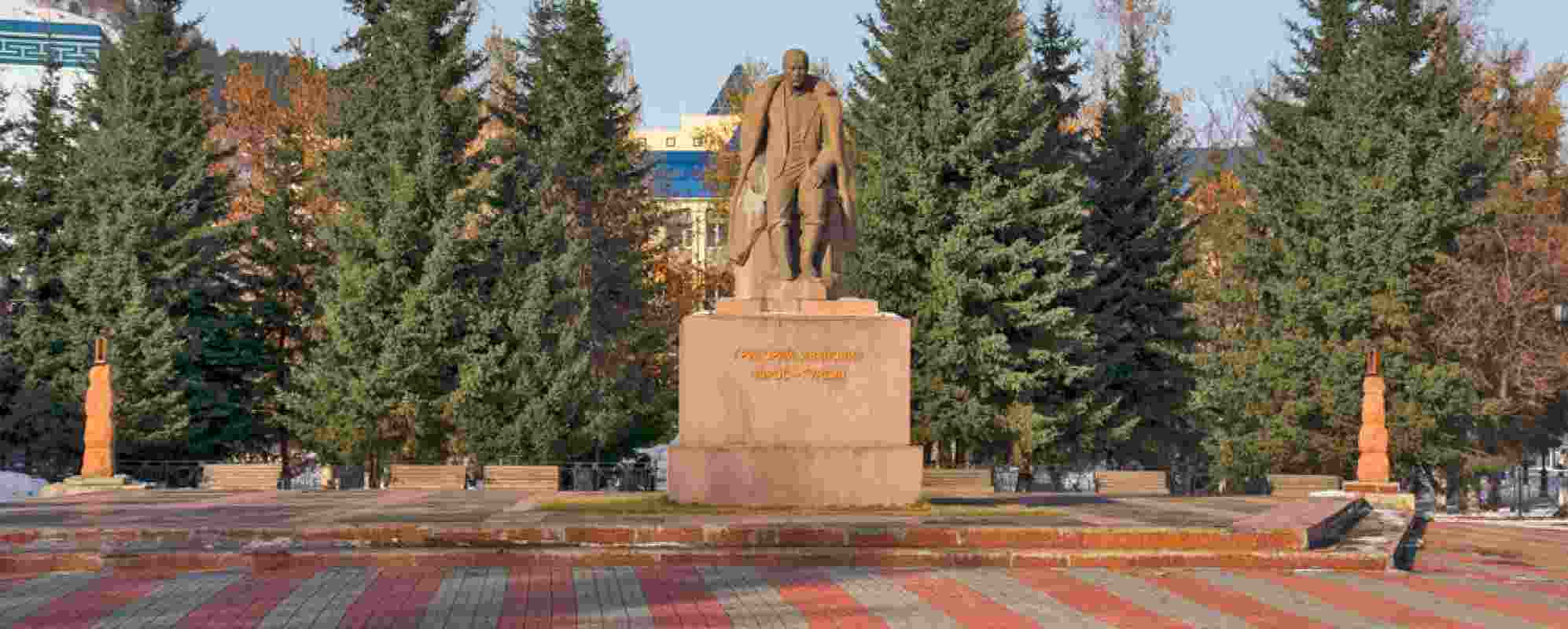 Памятник Чорос-Гуркина Горно-Алтайск