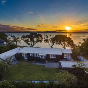 Фотографии гостевого дома 
            Russell Boathouse