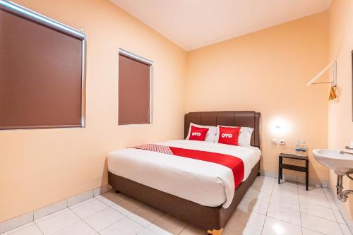 Фотографии гостиницы 
            RedDoorz @ Pavilion Residence Cikarang