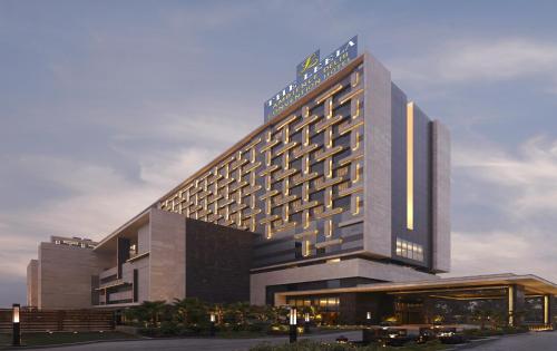 Фотография гостиницы The Leela Ambience Convention Hotel Delhi