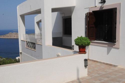 Фотография гостевого дома 2 bedrooms house with furnished terrace and wifi at Mirties Kalimnos