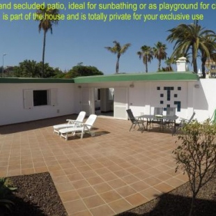 Фотография гостевого дома Fantastica vivienda en Playa de San Agustin con piscina