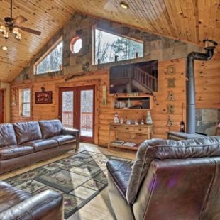 Фотография гостевого дома Rustic Cabin with Hot Tub - 7 Miles to Hocking Hills