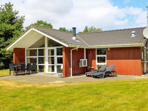 Фотографии гостевого дома 
            Three-Bedroom Holiday home in Oksbøl 13