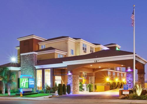 Фотография гостиницы Holiday Inn Express- West Sacramento, an IHG Hotel
