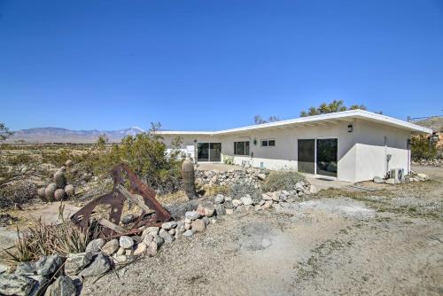 Фотографии гостевого дома 
            Delightful Desert Home 5mi to Natural Hot Springs