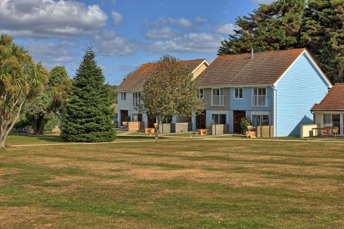 Фотографии гостиницы 
            West Bay Cottages Yarmouth Isle of Wight