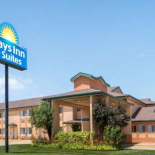 Фотографии гостиницы 
            Days Inn & Suites by Wyndham Wichita