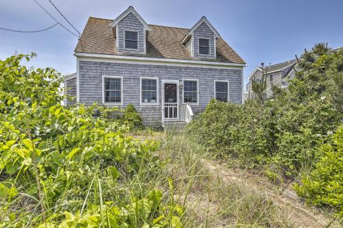 Фотографии гостевого дома 
            Sea Watch Oceanfront Dennis Port Cottage