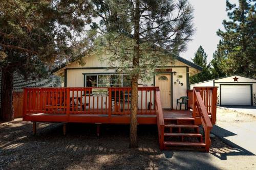 Фотографии гостевого дома 
            Montana Cabin - 1938 by Big Bear Vacations