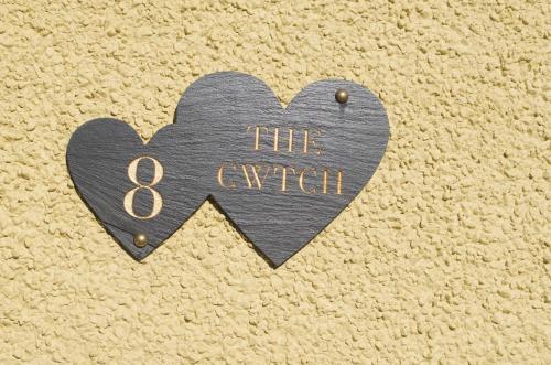 Фотография гостевого дома The Cwtch, with Log Fire, Sleeps 5, Pets Welcome, Nr Zip World Tower