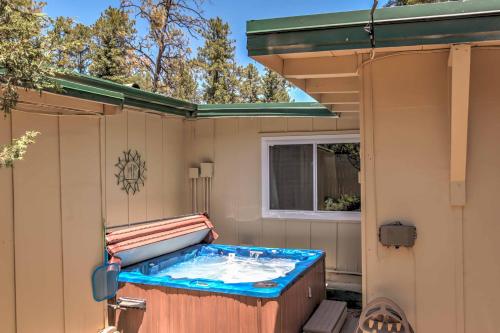 Фотографии гостевого дома 
            Ruidoso Cabin with Hot Tub 10 Min Walk to Main St!