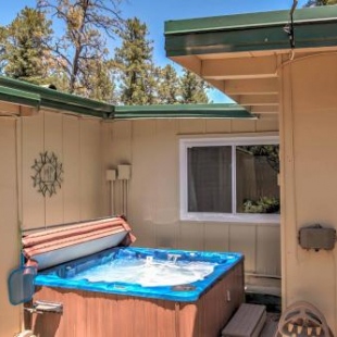 Фотография гостевого дома Ruidoso Cabin with Hot Tub 10 Min Walk to Main St!