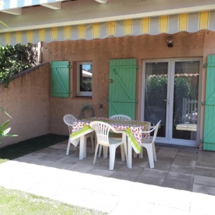 Фотография гостевого дома Villa en duplex très calme en résidence privée avec piscine