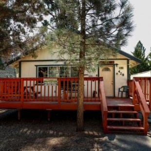 Фотография гостевого дома Montana Cabin - 1938 by Big Bear Vacations