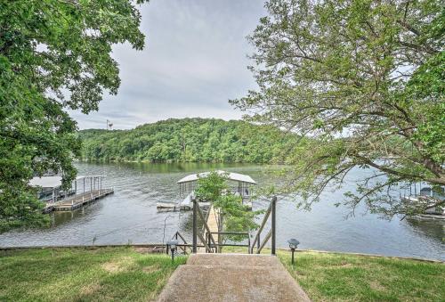 Фотографии гостевого дома 
            Waterfront Lake Ozark House with Private Dock!