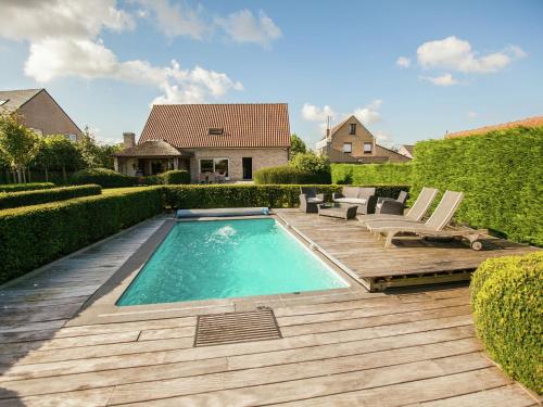 Фотография гостевого дома Boutique Holiday Home with Swimming Pool in Aartrijke