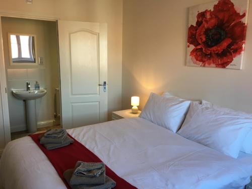 Фотография гостевого дома New and Comfortable with Parking