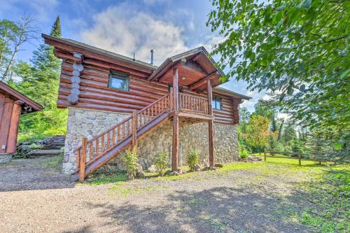 Фотографии гостевого дома 
            Lutsen Cabin with Fire Pit, Patio and Deck!