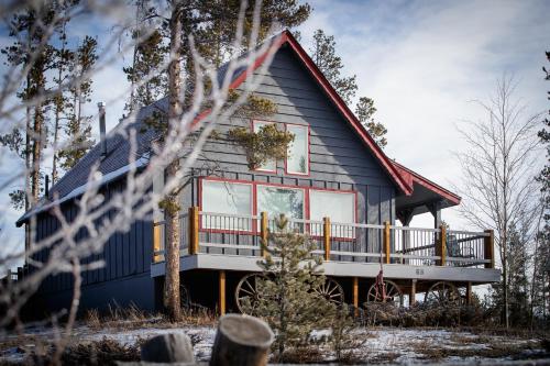 Фотографии гостевого дома 
            Two-Bedroom Cabin in Frisco