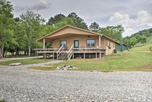 Фотография гостевого дома Guntersville Cabin with Views - Walk to Lake!