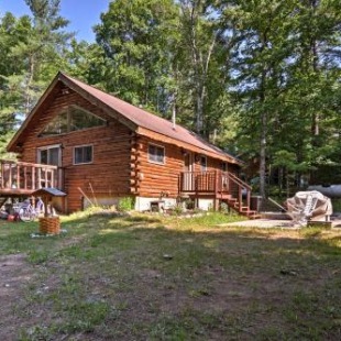 Фотография гостевого дома Thunder Cove Cabin Manistique Cabin with Lake View!