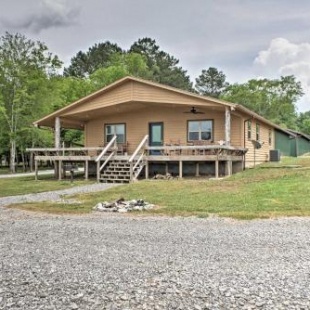 Фотография гостевого дома Guntersville Cabin with Views - Walk to Lake!