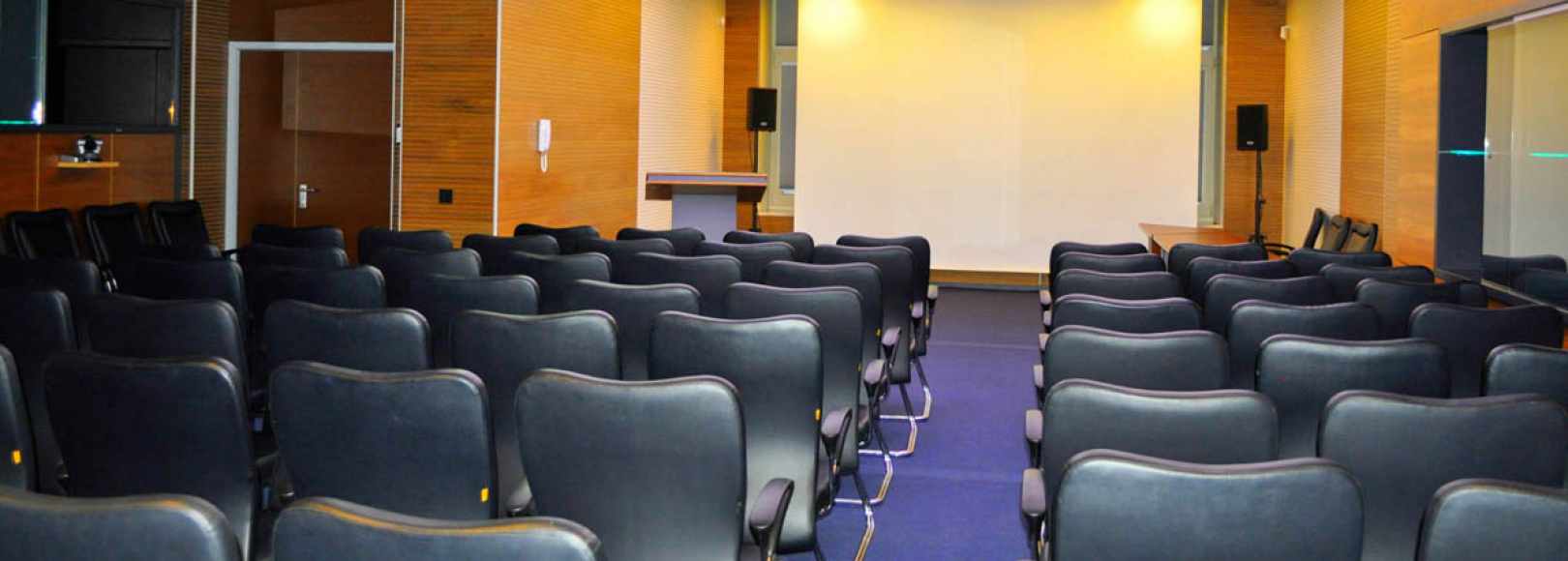 Фотография конференц-зала Конференц-зал ГАУК ТОНБ им. Д.И. Менделеева