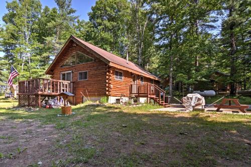 Фотография гостевого дома Thunder Cove Cabin Manistique Cabin with Lake View!