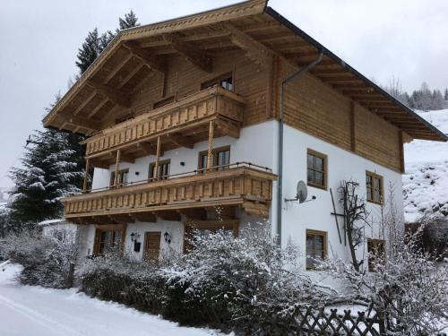 Фотография гостевого дома Städtisches Ferienhaus in Hollersbach im Pinzgau mit Garten