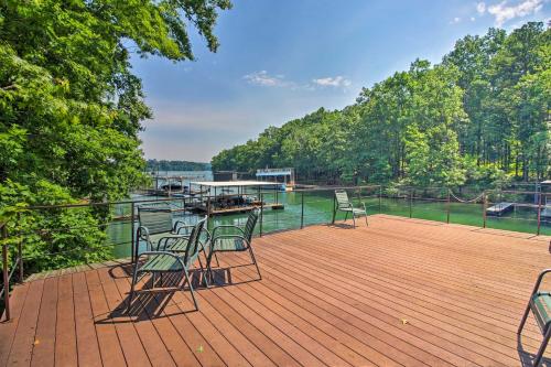 Фотографии гостевого дома 
            Spacious Gainesville Home with Dock on Lake Lanier!