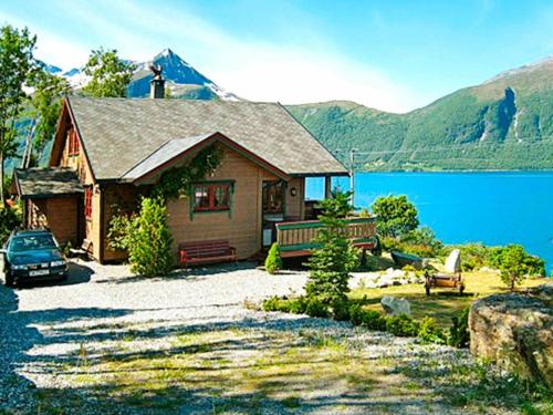 Фотографии гостевого дома 
            Four-Bedroom Holiday home in Hundeidvik