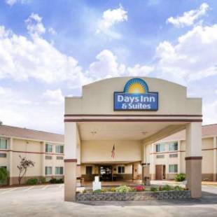Фотографии гостиницы 
            Days Inn & Suites by Wyndham Bridgeport - Clarksburg